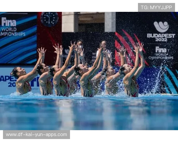 花样游泳团队演练视频走红网络，花样游泳表演
